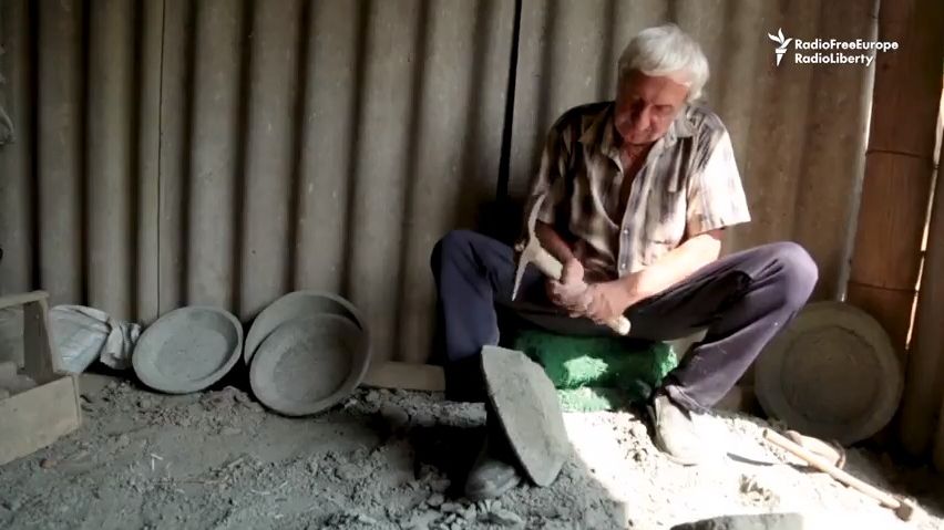 Je mu 70 let a stále vyrábí tradiční kamenné pánve pro přípravu chačapuri